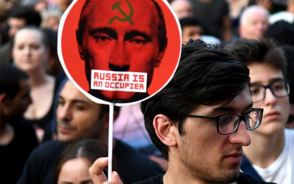 W antyrosyjskich i antyrządowych protestach główną rolę odgrywają młodzi obywatele Gruzji