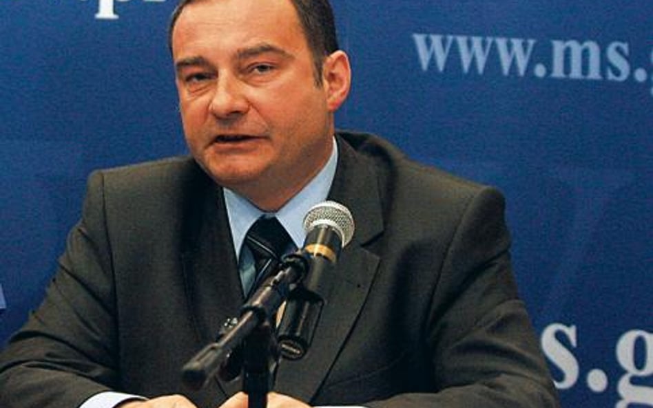 Zdaniem wiceministra Zbigniewa Wrony standardy konstytucyjne wymagają zagwarantowania w ustawie rzet