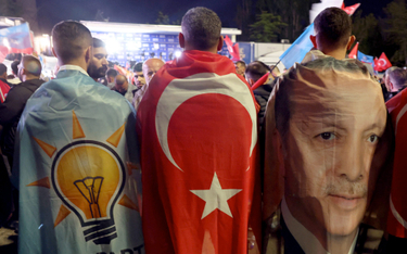 Zwolennicy urzędującego prezydenta i jego partii AKP poparli konserwatywny kurs władz