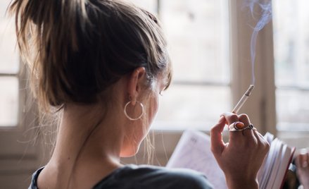 Poprzedni rząd Nowej Zelandii chciał, aby mieszkańcy kraju urodzeni po 2009 roku nigdy nie zapalili 