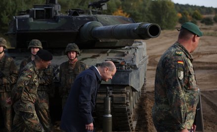 „Süddeutsche Zeitung” uważa, że kanclerz Scholz (na zdjęciu) zgodzi się na uwolnienie dostaw leopard