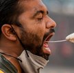 Punkt testowania na koronawirusa przed wejściem do jednej ze stacji metra w New Delhi, stolicy Indii