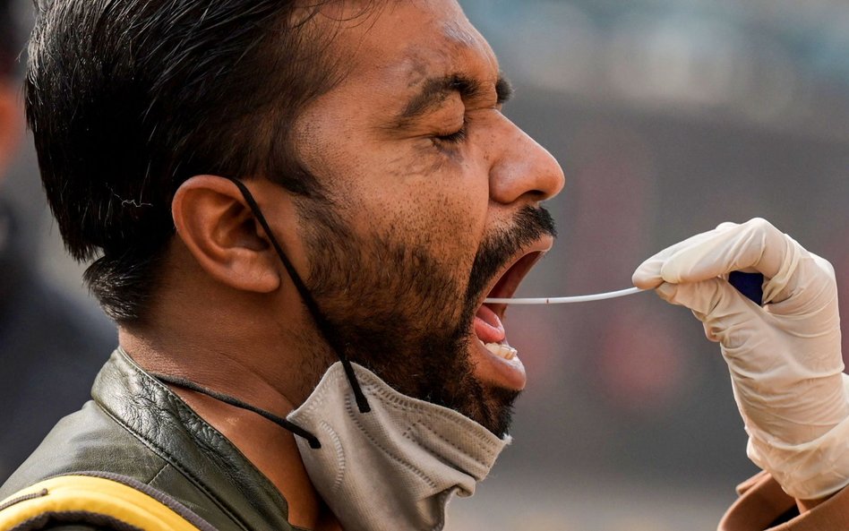 Punkt testowania na koronawirusa przed wejściem do jednej ze stacji metra w New Delhi, stolicy Indii