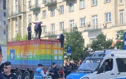 Policjanci z "Oddziału Antykonfliktowego" w charakterystycznych niebieskich kamizelkach, próbujący n