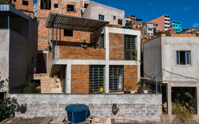 Dom zaprojektowany przez architektów z pracowni Coletivo Levant znajduje się w faweli Aglomerado da 