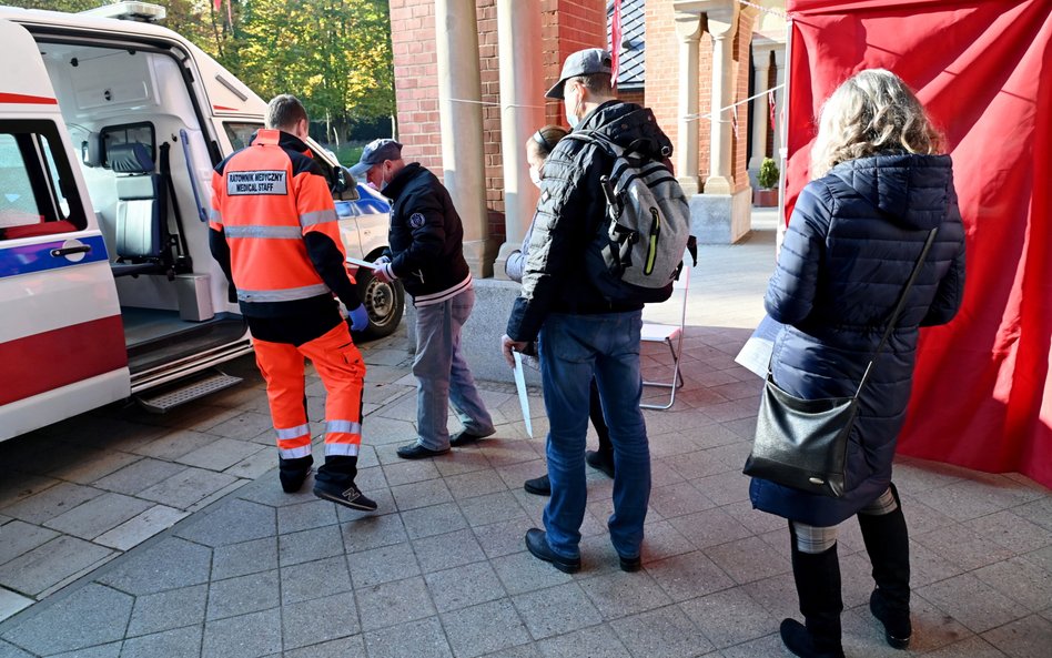 Epidemia w Polsce - raport Ministerstwa Zdrowia: 4894 zakażenia koronawirusem