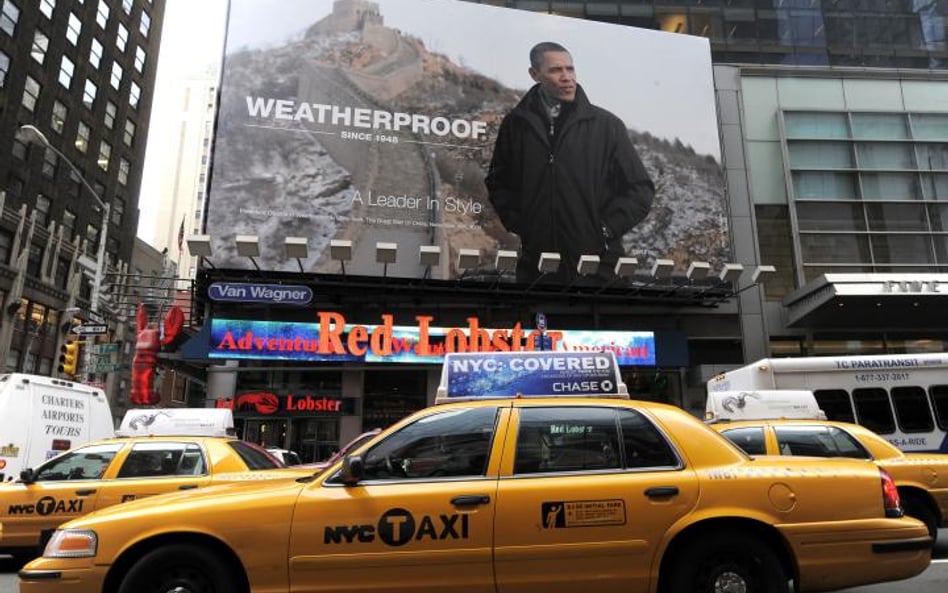 billboard ze zdjęciem Baracka Obamy w kurtce firmy Weatherproof