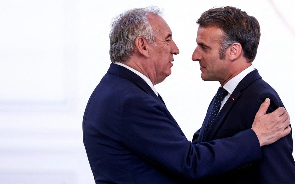 Francois Bayrou, premier Francji (z lewej), może wkrótce pożegnać się ze stanowiskiem. Prezydentowi 