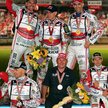 ?Potęgę polskiego żużla prezentują na podium (na górze od lewej): Piotr Protasiewicz, Jarosław Hampe
