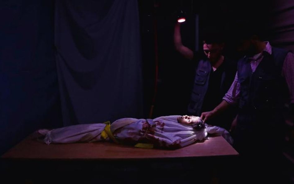 3. Ciało syryjskiego dziecka zabitego podczas ostrzału Damaszku