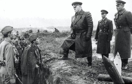 Kadr z filmu „Bitwa o Moskwę” (1985) w reż. Jurija Ozierowa: generał armii Gieorgij Żukow (w tej rol