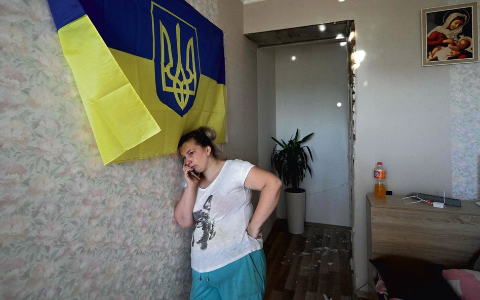 Mieszkanka Lwowa w swoim uszkodzonym przez rosyjskie naloty apartamencie. W tamtym ostrzale, 15 sier