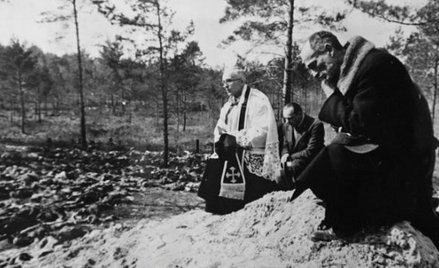 Ekshumacja szczątków polskich oficerów w Katyniu w 1943 r.