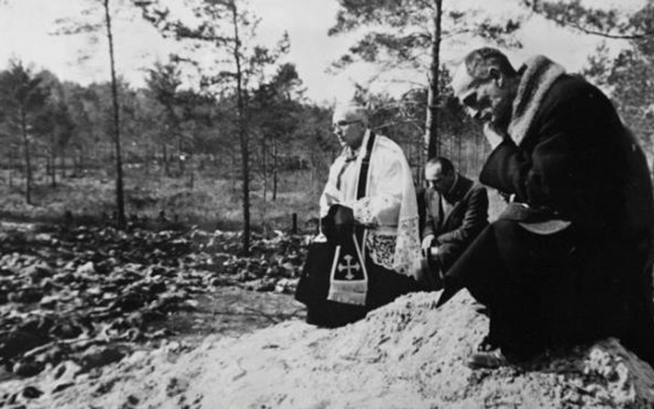 Ekshumacja szczątków polskich oficerów w Katyniu w 1943 r.