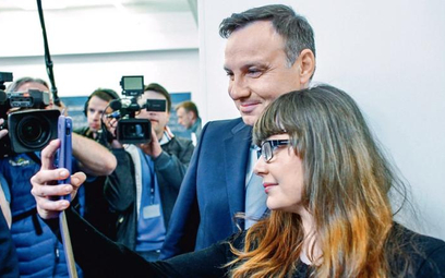 Urzędnicy Andrzeja Dudy chcą zadbać o jego bezpieczeństwo w sieci
