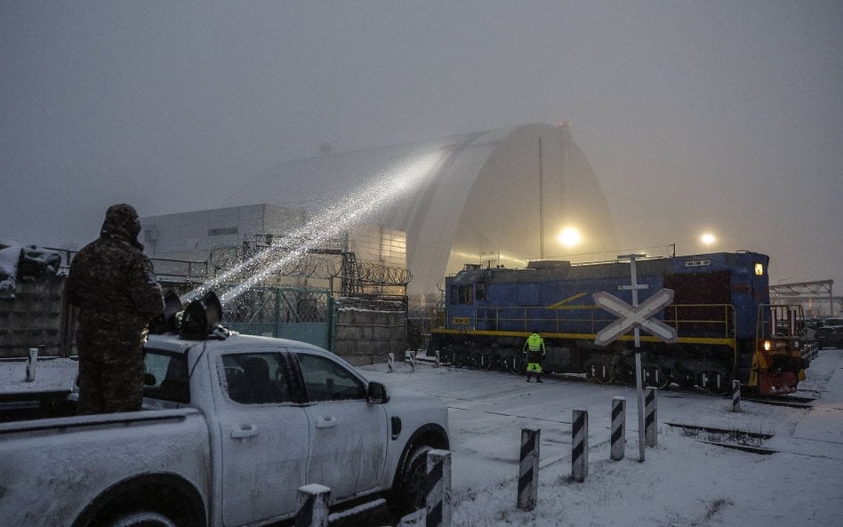 Uszkodzona kopuła ochronna nad pozostałościami bloku reaktora nr 4 w elektrowni jądrowej w Czarnobyl
