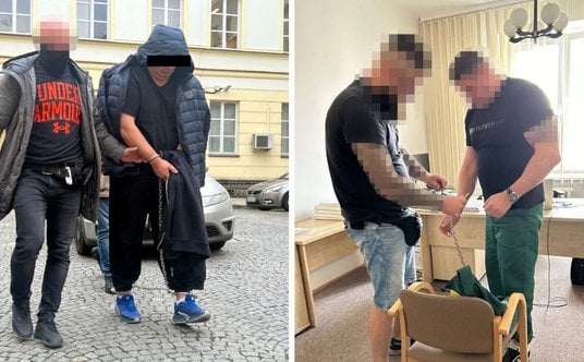 Policjanci z zatrzymanimi mężczyznami