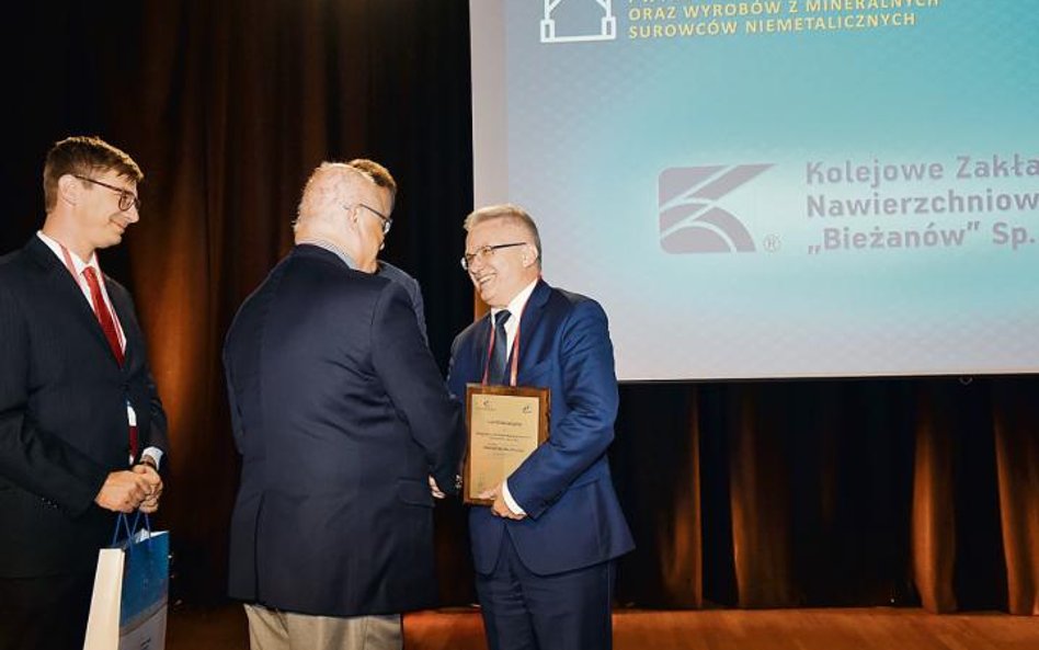 Ryszard Leszczyński, prezes KZN Bieżanów, odebrał nagrodę za innowacyjną technologię produkcji i zab