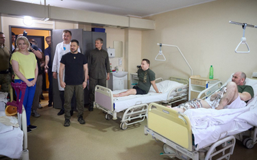 Prezydent Zełenski odwiedza rannych żołnierzy ukraińskich