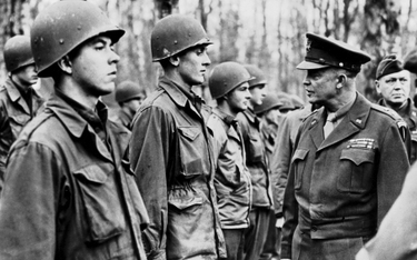 Generał Dwight Eisenhower wizytuje amerykańskich żołnierzy we Francji 22 lutego 1945 r.