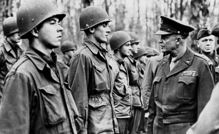 Generał Dwight Eisenhower wizytuje amerykańskich żołnierzy we Francji 22 lutego 1945 r.