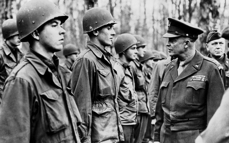 Generał Dwight Eisenhower wizytuje amerykańskich żołnierzy we Francji 22 lutego 1945 r.