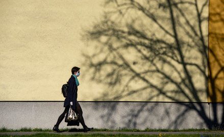 Kolejne zakażenia. W poniedziałek zmarło 27 osób