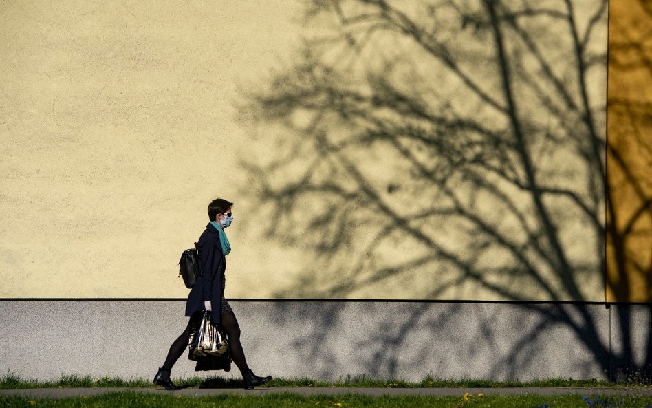 Kolejne zakażenia. W poniedziałek zmarło 27 osób