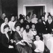 Rasputin i jego wyznawcy (1914 r.): księżna Aleksandra Pistolkors (w ciąży, stoi po lewej stronie), 