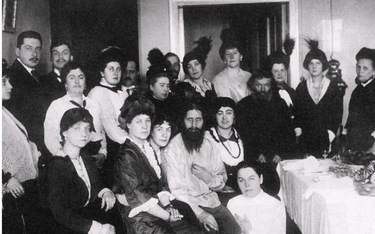 Rasputin i jego wyznawcy (1914 r.): księżna Aleksandra Pistolkors (w ciąży, stoi po lewej stronie), 