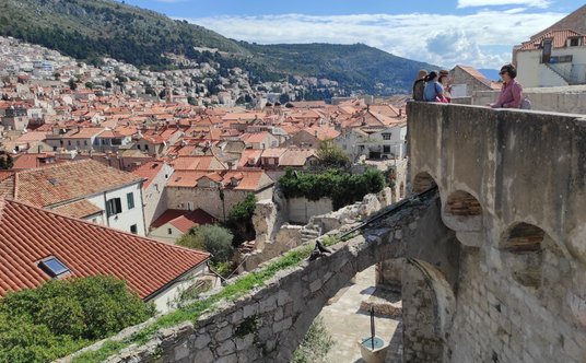 Spacer po murach okalających Dubrownik jest drugą, po Jeziorach Plitwickich, najpopularniejszą atrak