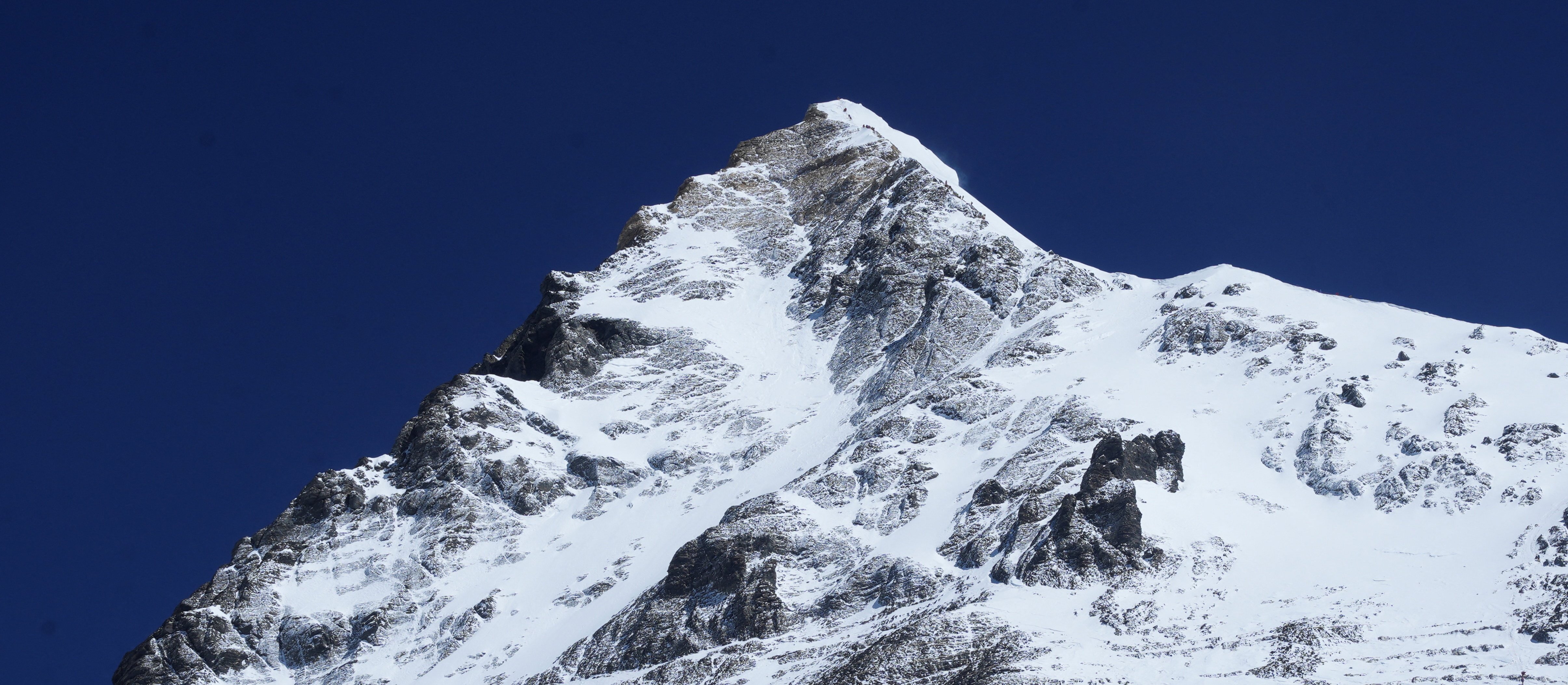 Sherpa, missing on the way to Mount Everest, rescued after a week