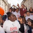 W walkę z otyłością młodzieży zaangażował się brytyjski celebryta i szef kuchni Jamie Oliver. Lansuj