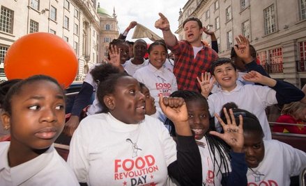 W walkę z otyłością młodzieży zaangażował się brytyjski celebryta i szef kuchni Jamie Oliver. Lansuj