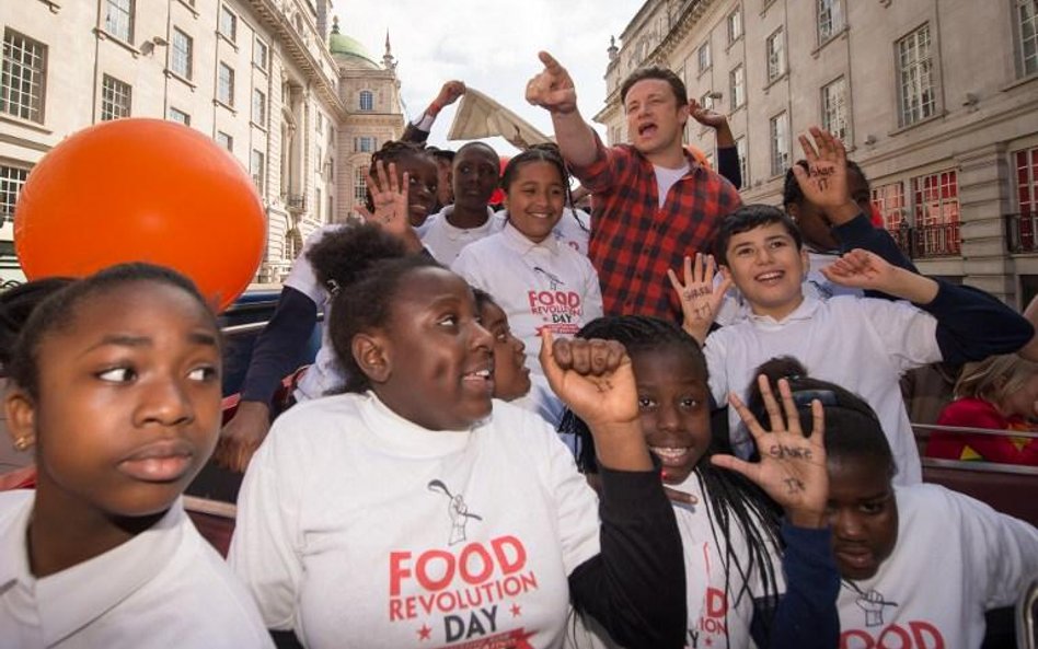 W walkę z otyłością młodzieży zaangażował się brytyjski celebryta i szef kuchni Jamie Oliver. Lansuj