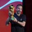 Alessandro del Piero prezentuje puchar, który otrzyma zwycięzca mundialu 2026