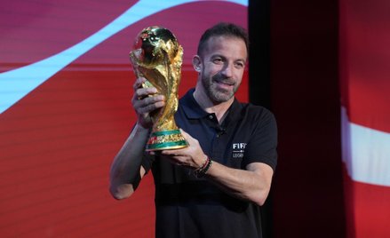Alessandro del Piero prezentuje puchar, który otrzyma zwycięzca mundialu 2026