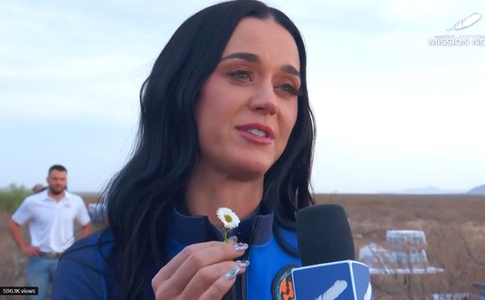 Katy Perry z kwiatkiem, który zabrała w kosmos