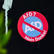 Naklejka z hasłem „AfD? Nie, dziękuję!” w Dortmundzie