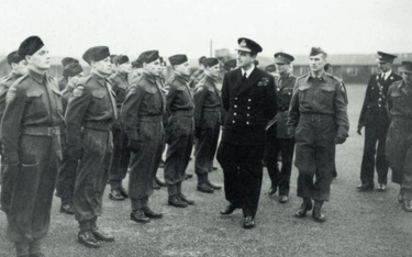 Lord Mountbatten inspekcjonuje oddziały kanadyjskie przed operacją „Jubilee”