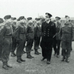 Lord Mountbatten inspekcjonuje oddziały kanadyjskie przed operacją „Jubilee”