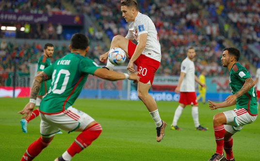 Piotr Zieliński w walce o piłkę