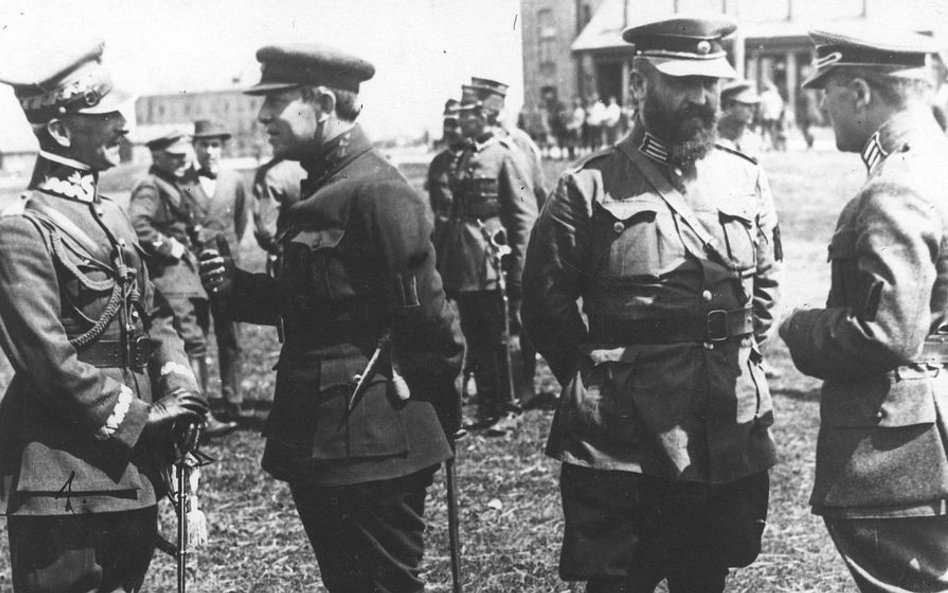 Kwiecień 1920. Generał Antoni Listowski – dowódca 2. Armii WP (pierwszy z lewej) – podczas rozmowy z