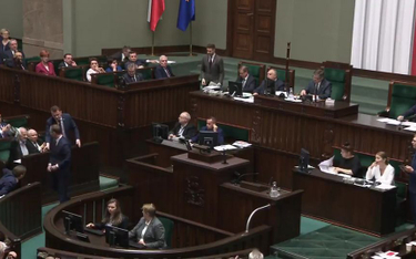 Sejm: Nitras z dziecięcymi bucikami dla Kaczyńskiego