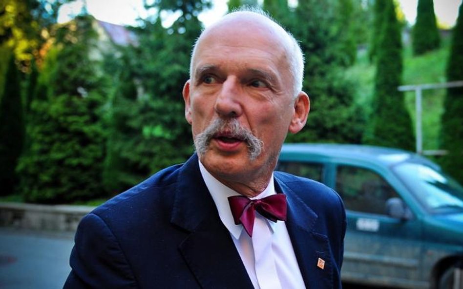 Janusz Korwin-Mikke ma zarejestrowanych kilka działalności gospodarczych. Jednak utrzymuje się z pub