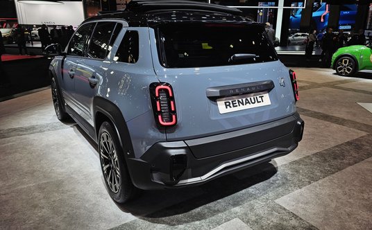 Renault 4 będzie dostępny z dwoma bateriami - 40 i 52 kWh oraz z dwiema mocami silnika - 120 i 150 K