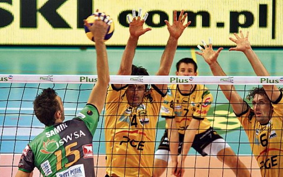 Atakuje Guillaume Samica (Jastrzębski Węgiel). Blokują Radosław Wnuk i Dawid Murek (Skra)