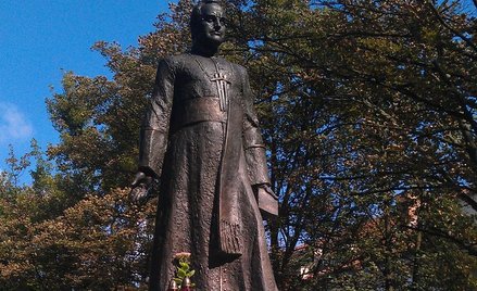 W nocy zniszczono pomnik księdza Jankowskiego