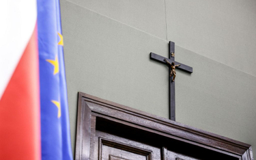 Senyszyn: Ręka boska ukarała posła, który zawiesił krzyż w Sejmie