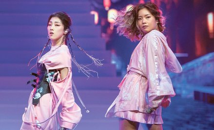 Zwiastun nowych czasów? Ju Wang (z prawej) uczestniczyła w talent show „Produce 101”, choć – jak sam